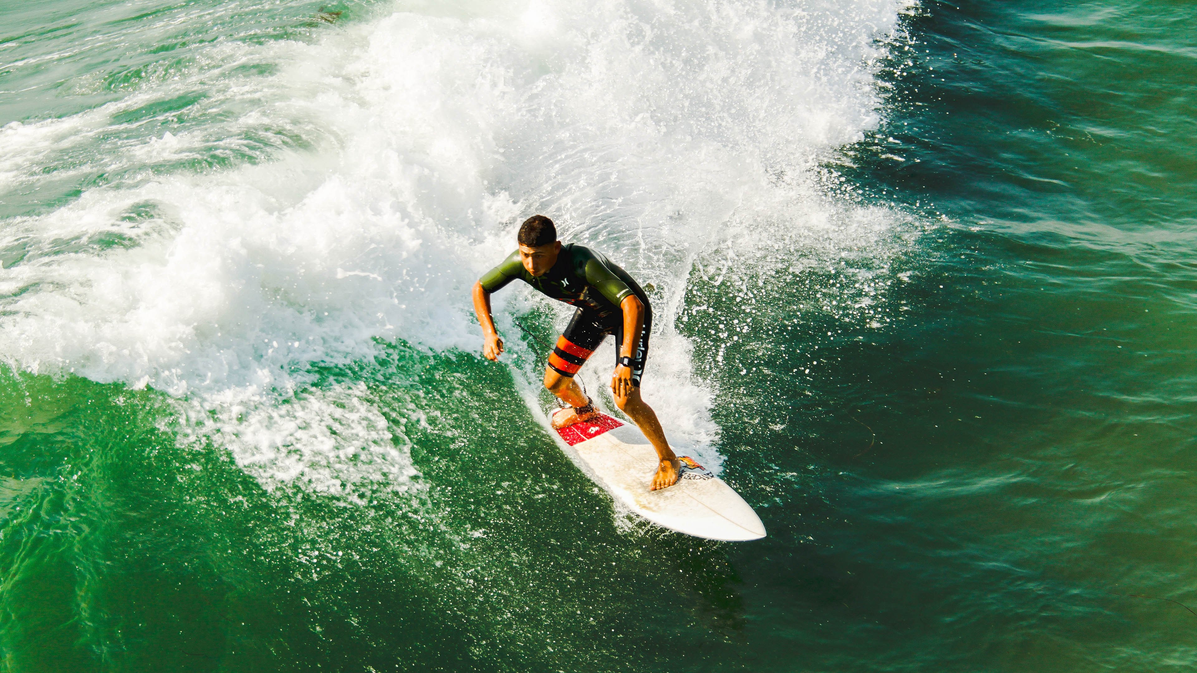 李恩:全黑队中场的主心骨,组织进攻如行云流水,李恩百科